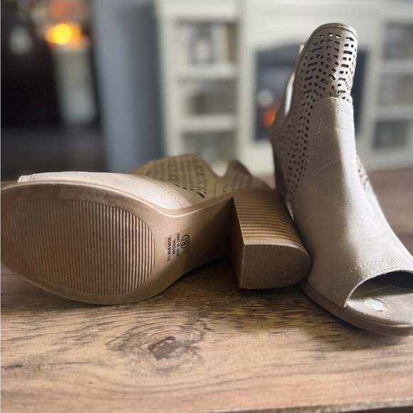 Soda Taupe Cut-Out Peep-Toe Heels - Picture 3 of 3